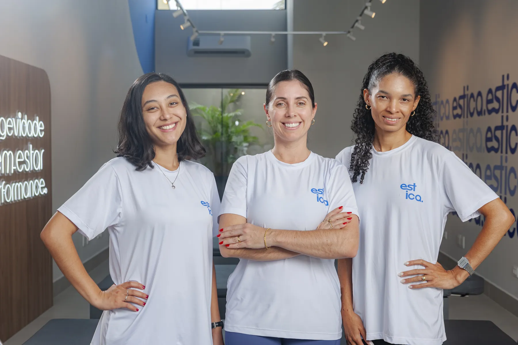 Equipe de profissionais Estica no estúdio