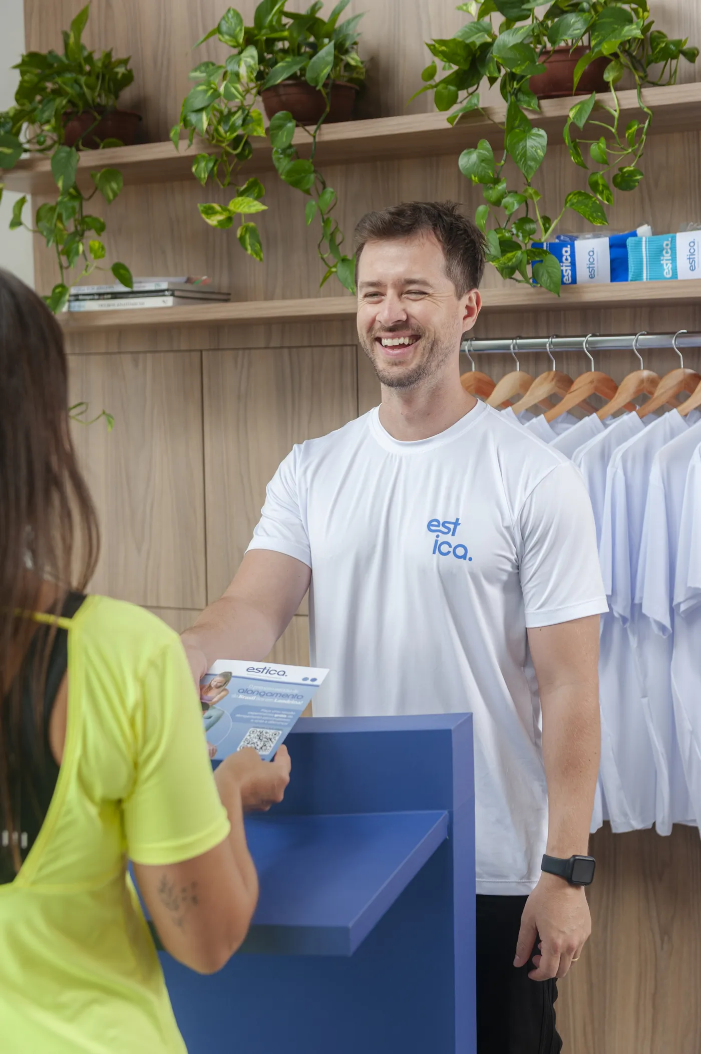 Recepção da Estica com profissional atendendo cliente
